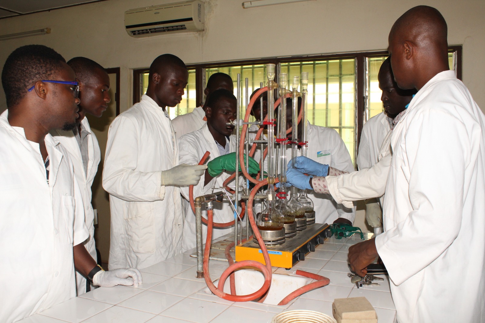 Étudiante en laboratoire